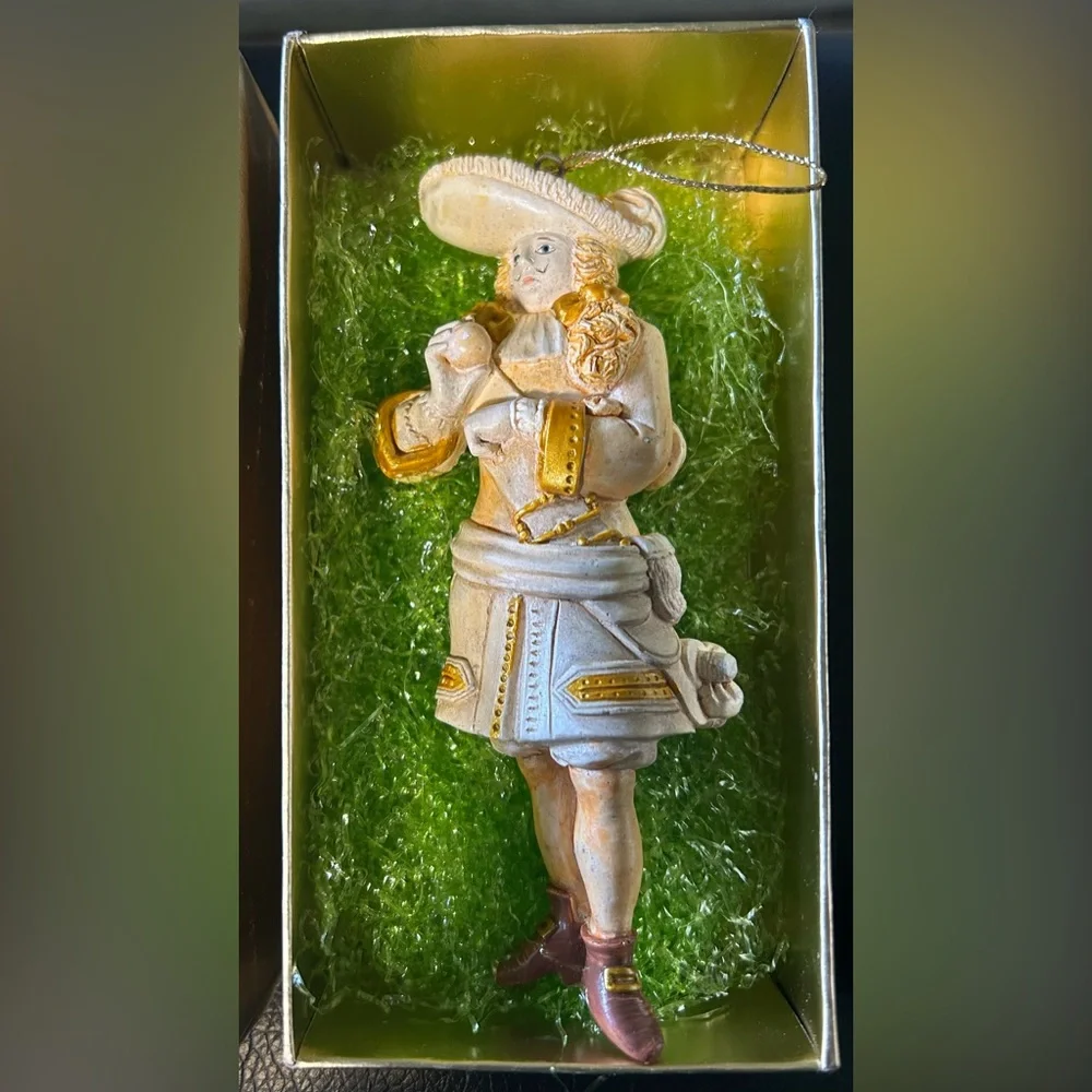 Pair of Vintage Style Cavalier hard plastic Figurine Ornaments in Cream and Gold